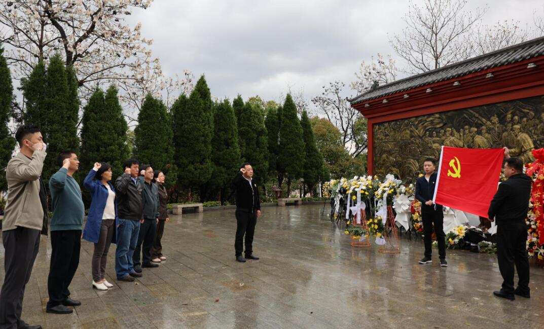 九江市中心血站党总支班子成员 九江市烈士陵园开展祭奠烈士活动