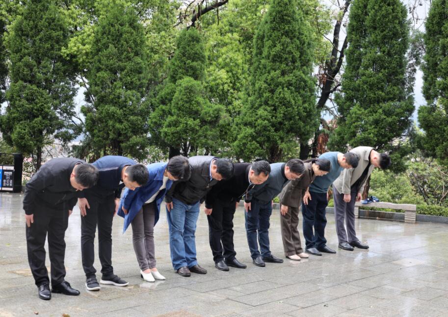 九江市中心血站党总支班子成员 九江市烈士陵园开展祭奠烈士活动