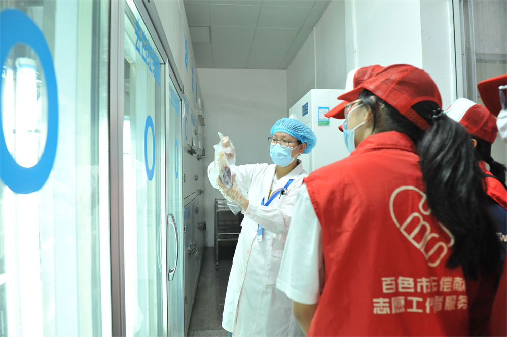 百色右江民族医学院校红十字会学生志愿者参加 “血站开放日”活动