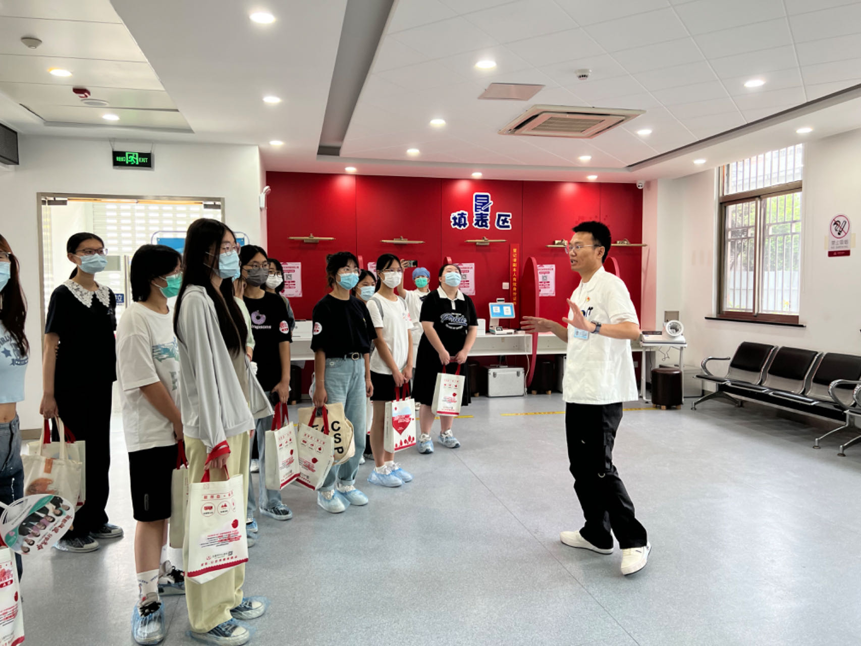 江南大学无锡医学院学生走进血站开展实践教学活动