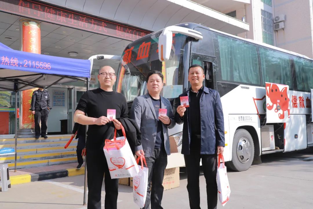 无偿献血同携手 灿烂生命再启程—渭南蒲城县组织开展大型团体献血活动