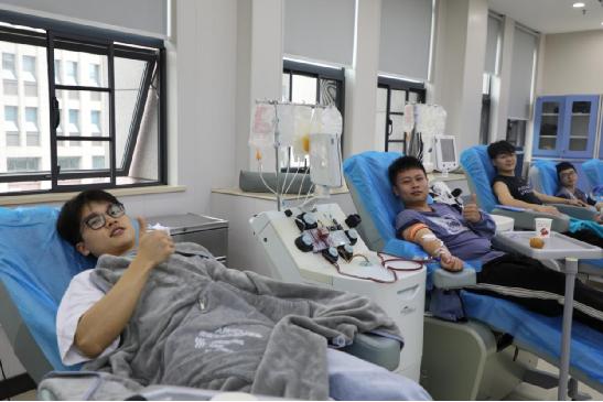 郴州湘南学院临床学院14名医学生成立“爱心献血小队” 组团挽袖献血