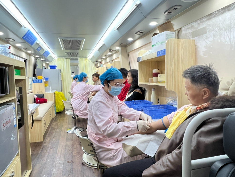 阴雨挡不住献血热情 扬州完美71人献血2.2万毫升