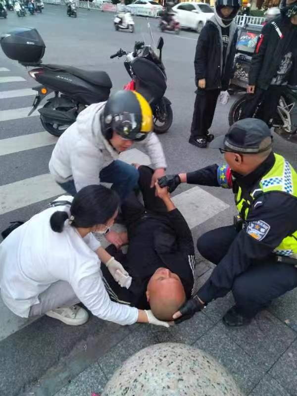 梧州血站：路遇市民晕倒 血站护士援手相救
