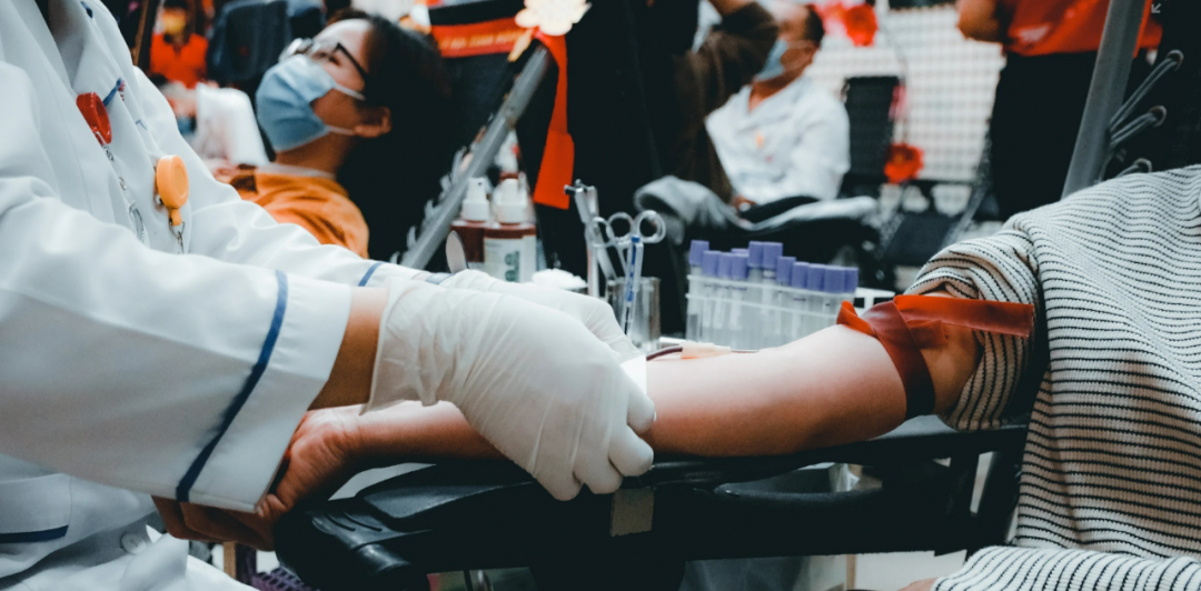 献血跟孩子上学挂钩这事，要透过现象看本质