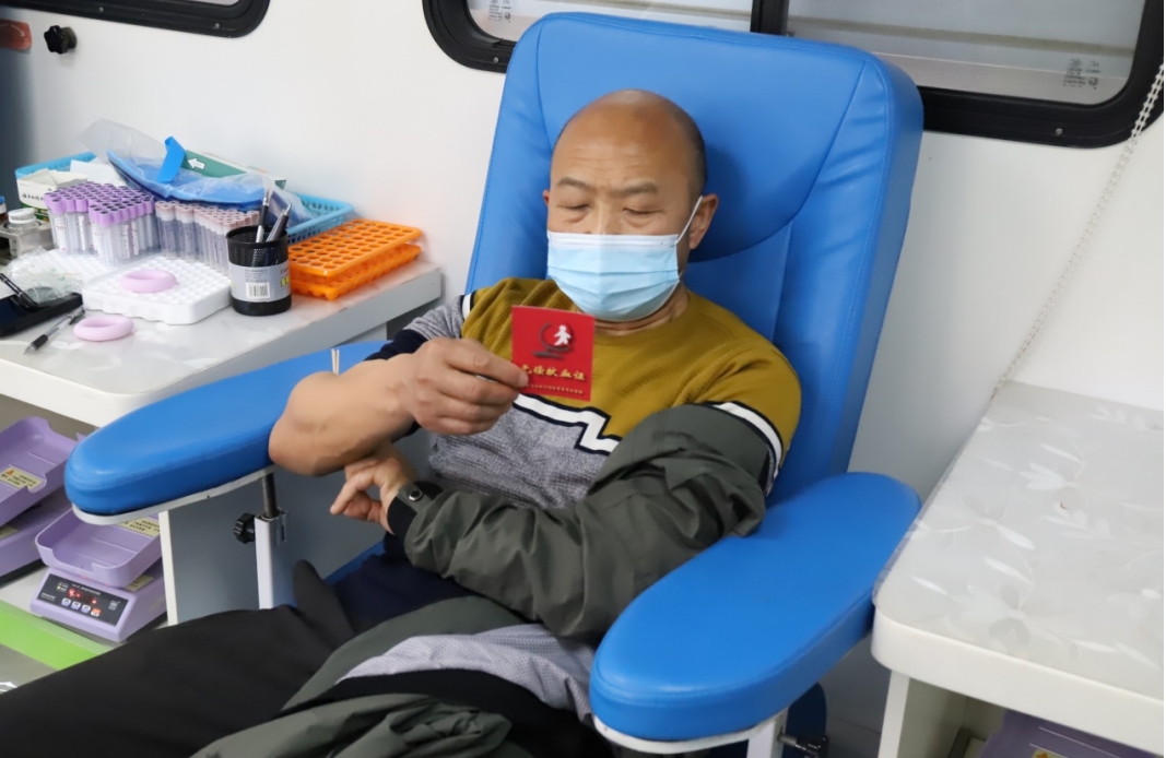 和雷锋一起献血，张俊宏坚持25年献血1.5万毫升