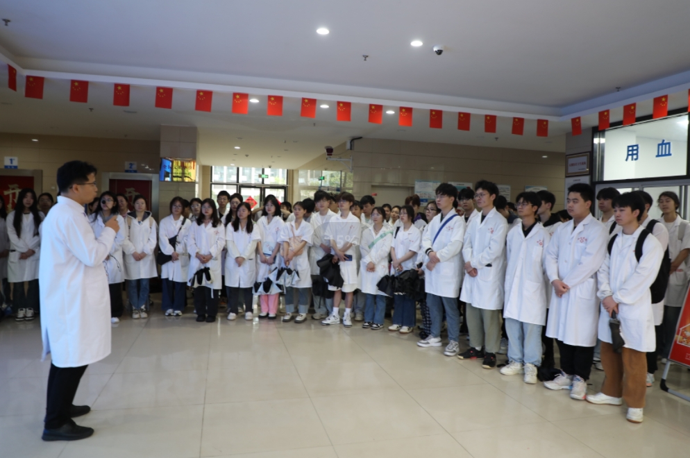 湘南学院学子走进市中心血站 探秘血液旅程