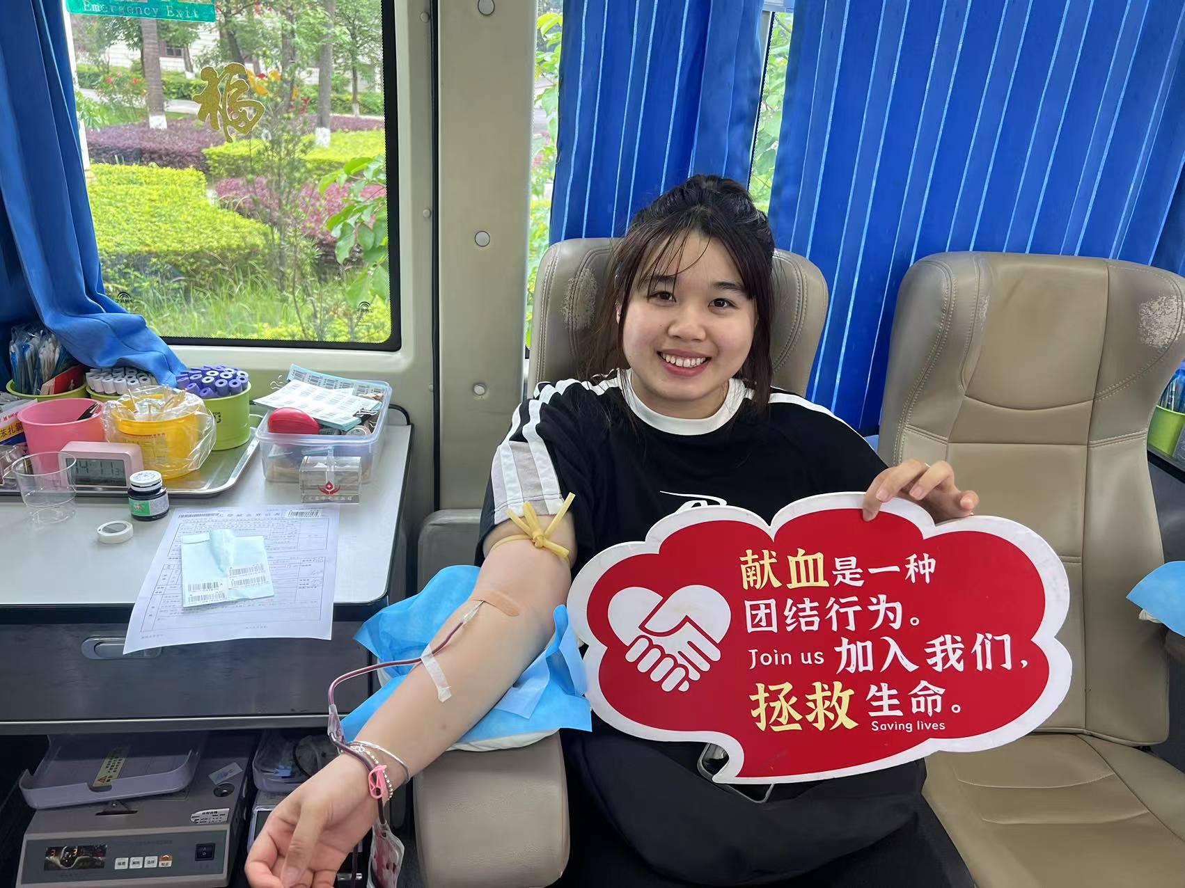 献平凡血液，予非凡希望- ---闽西职业技术学院举办献血车进校园活动