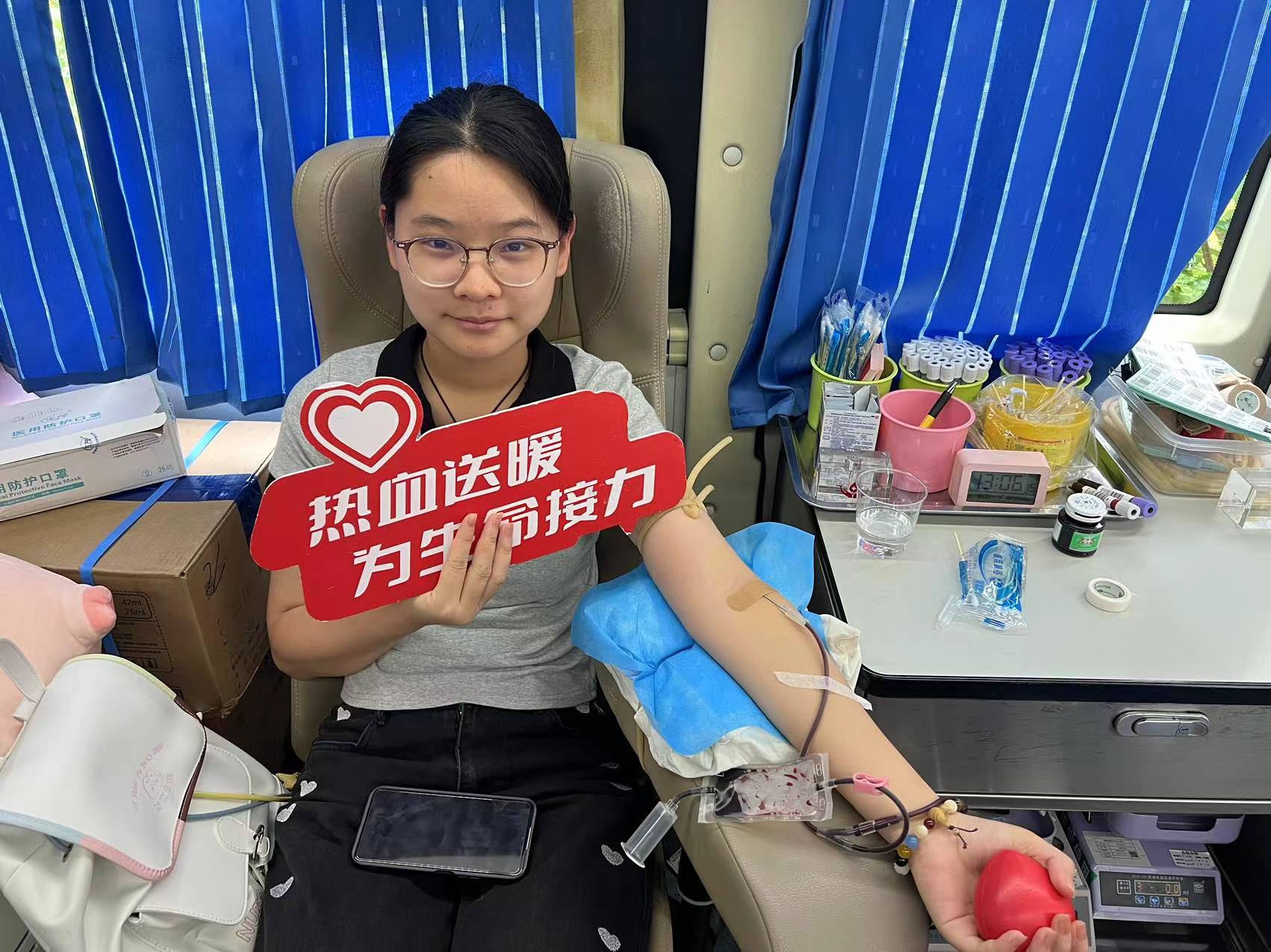 献平凡血液，予非凡希望- ---闽西职业技术学院举办献血车进校园活动