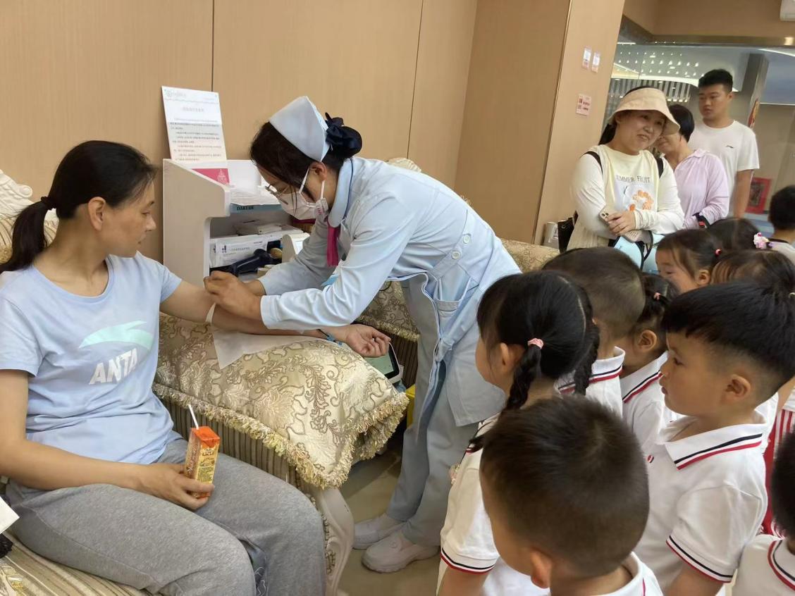 市第二实验幼儿园小朋友走进市中心血站探索血液“奥秘”