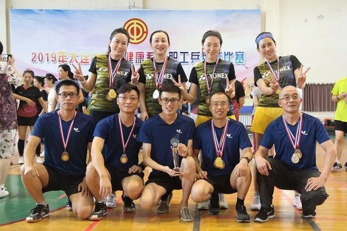 市血液中心代表队在市卫生健康系统职工 乒乓球比赛中奋勇拼搏,再创佳绩