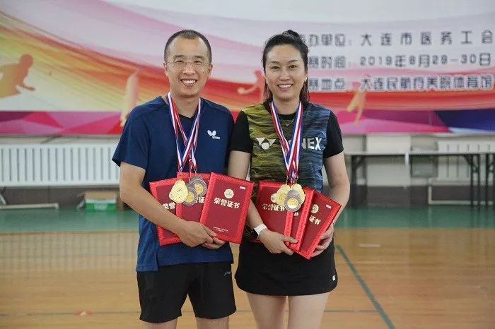 市血液中心代表队在市卫生健康系统职工 乒乓球比赛中奋勇拼搏，再创佳绩
