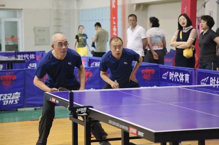 市血液中心代表队在市卫生健康系统职工 乒乓球比赛中奋勇拼搏，再创佳绩