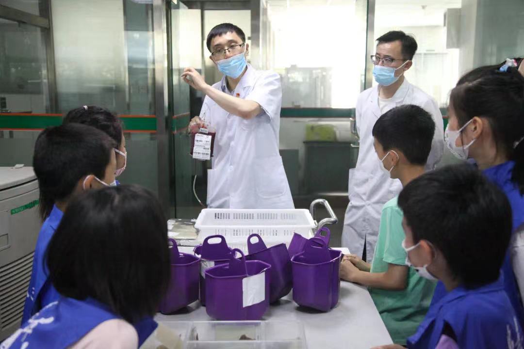 【聚焦6.14】血液中心开放日，小记者探寻一袋血的历程