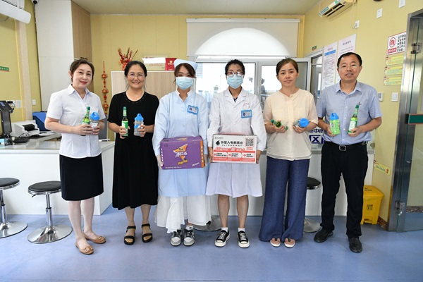 夏送清凉 守护安康——市血液中心开展送清凉慰问活动