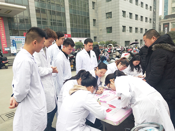 白衣天使无偿献血 奉献爱心情暖冬日