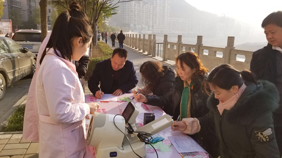 旬阳县妇幼院34名爱心人士为“患者”赠送生命的礼物