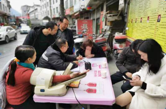 镇坪县爱心献血的领头人——卫健局长陈俊才