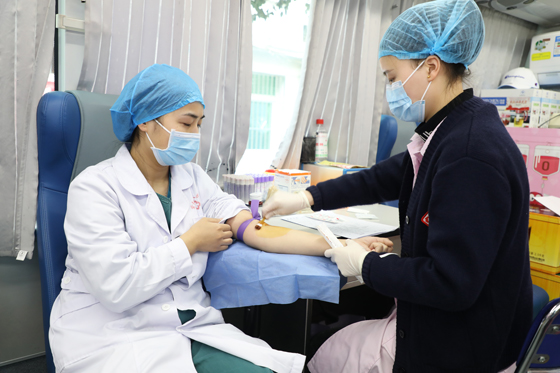 紫阳县人民医院开展“热血战疫，共度难关”无偿献血活动