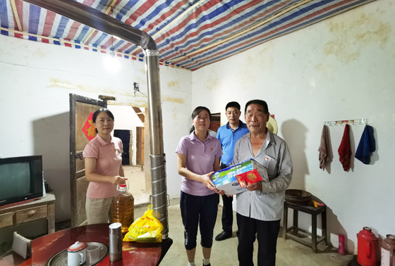 市中心血站深入帮扶村开展 “支部联建共提升党群连心战脱贫” 主题党日活动