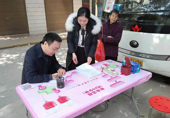 麻坪镇组织镇机关干部开展无偿献血活动