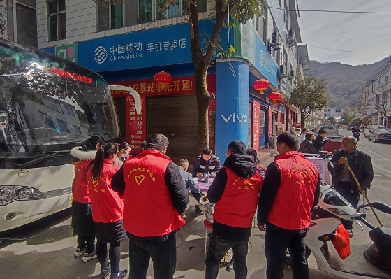 麻坪镇组织镇机关干部开展无偿献血活动