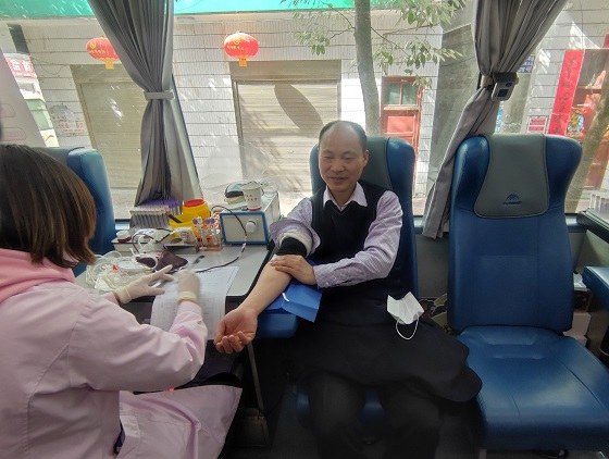 麻坪镇组织镇机关干部开展无偿献血活动