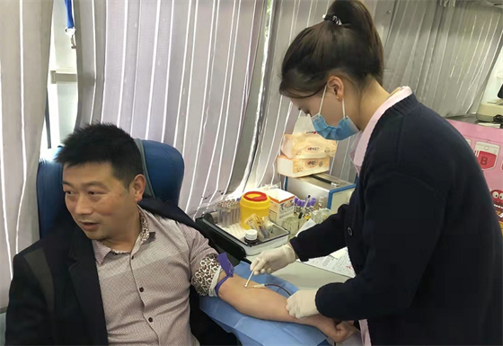 学雷锋践行动，温暖就在身边