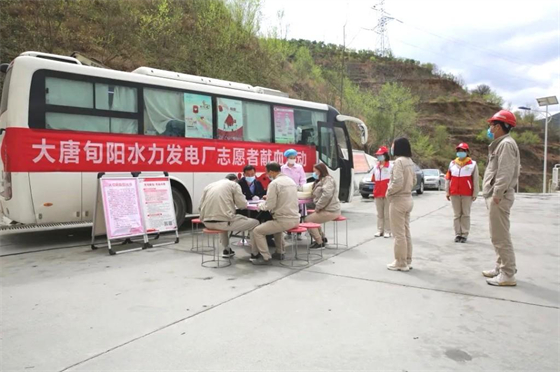 大唐旬阳水力发电厂职工为爱挽袖