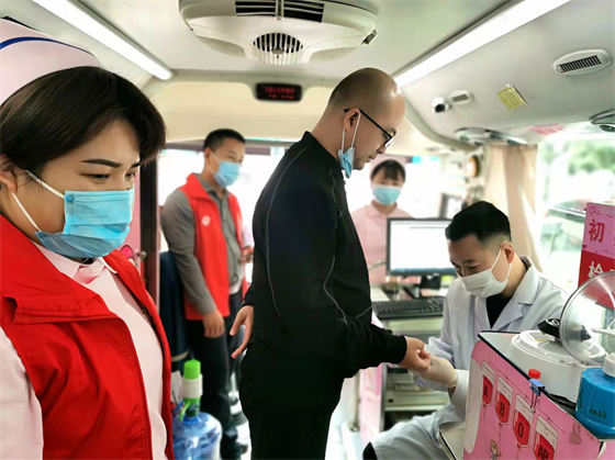 “热血同心，你我同行”——石泉县妇幼保健院开展无偿献血活动
