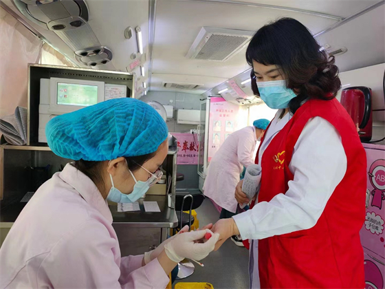 汉阴县涧池镇： “志愿红”捋袖捐血 传递红色正能量