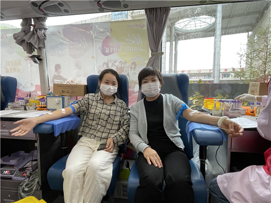 我为创文添光彩 无偿献血筑文明——安康市一小组织开展无偿献血活动