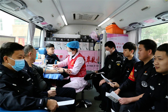 “青春献热血 挽臂显担当”——安康铁路公安处积极开展爱心献血活动