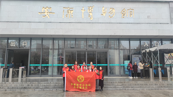 安康市中心血站参观“纪念毛泽东‘向雷锋同志学习’题词发表60周年图片展”