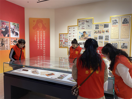 安康市中心血站参观“纪念毛泽东‘向雷锋同志学习’题词发表60周年图片展”