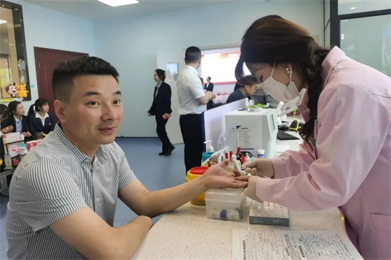 青春献热血 爱心筑文明——安康市中心血站联合市住房公积金经办中心开展无偿献血公益活动