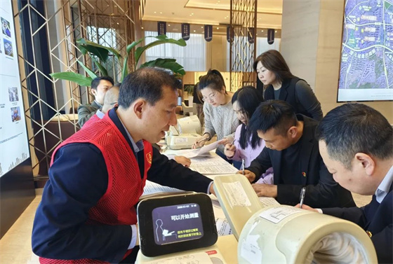 青春献热血 挽臂显担当——安康市中心血站联合安康高新区非公党建第四联盟开展无偿献血主题党日活动