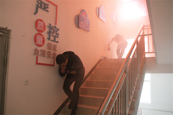 防患于未“燃”护航高质量发展——安康市中心血站开展消防安全培训暨火场逃生应急演练活动