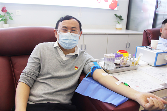 市疾控中心来血站参观交流并开展无偿献血活动