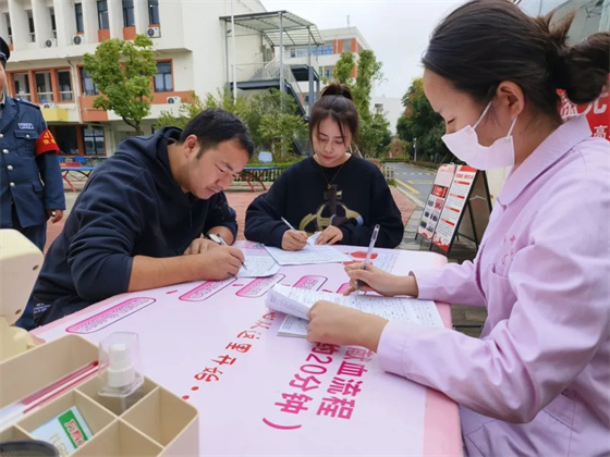 我为创文添光彩 无偿献血筑文明——安康市中心血站联合安康高新区第一初级中学、高新区第九幼儿园开展无偿献血活动