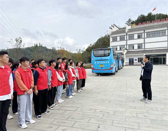 踏寻足迹感初心 重温讲话担使命 ——安康市中心血站联合安康学院团委开展无偿献血志愿服务拓展活动