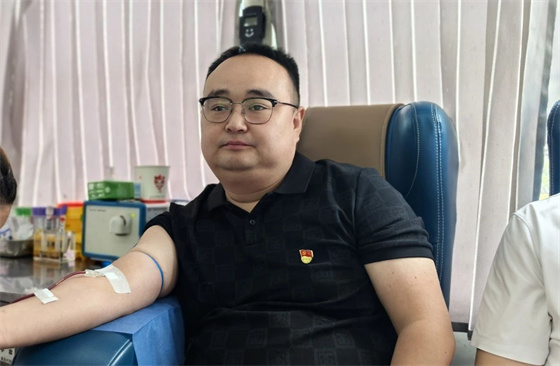 汇聚青春正能量 无偿献血传爱心——市中心血站联合中共安康人力资源服务行业总支委员会开展无偿献血活动