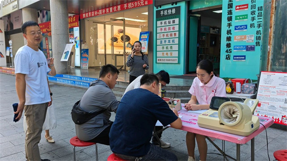 市中心血站联合安康联通汉滨分公司组织开展无偿献血活动