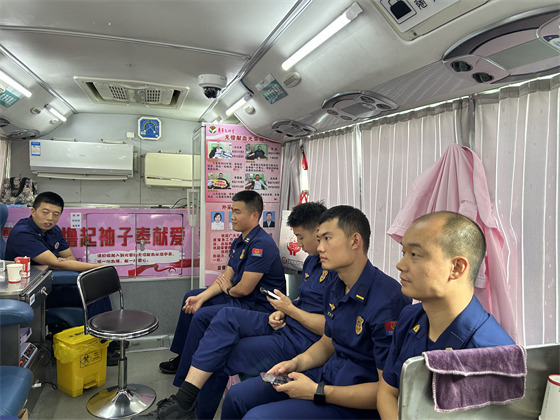 石泉县消防救援大队开展无偿献血活动