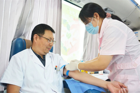 宁陕县医院医护人员踊跃献血，用爱心为生命