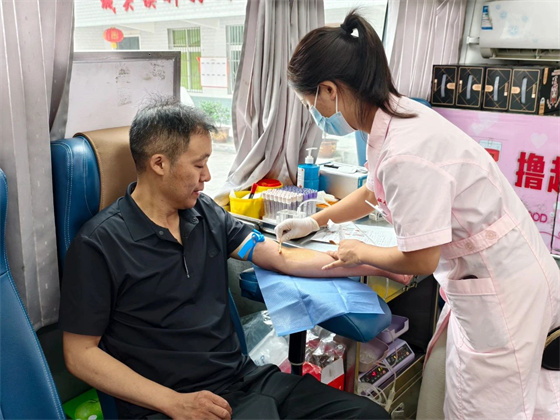 镇坪县城关镇组织开展爱心献血活动