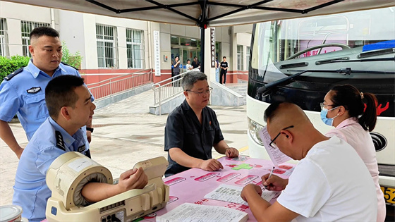 汉滨法院高新法庭组织开展无偿献血活动