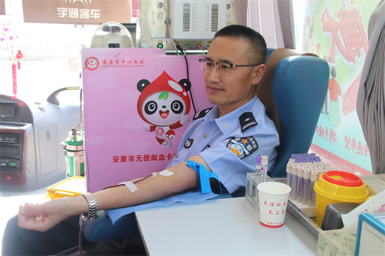 秉公执法守天平 无偿献血传温情——岚皋县人民法院开展无偿献血活动