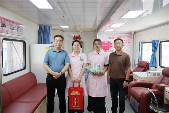 安康市中心血站开展“送清凉”慰问活动