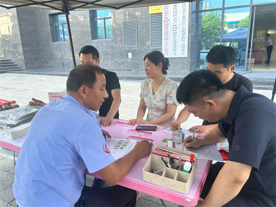安康五里工业园区开展无偿献血活动